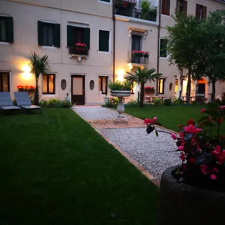 Πανσιόν Cinqueteste Luxury 2*